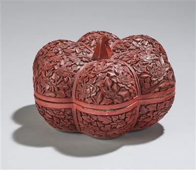 A Red Lacquer Box in the Shape of a Pumpkin, China, Republic Period, - Asijské umění