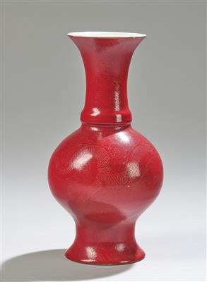 A Sgraffito Vase, China, Red Four-Character Mark Qianlong, Republic Period, - Asijské umění