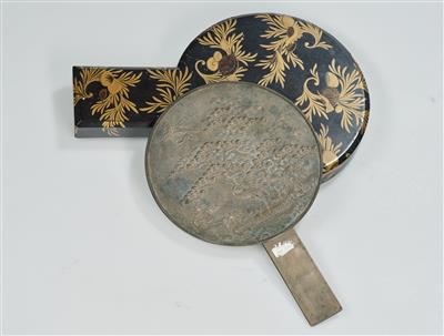 Bronze Kagami Spiegel mit Lackbehälter, Japan, Meiji Zeit, signiert Hitomi Izuminokami Fujiwarano Shigetsugu, - Arte Asiatica