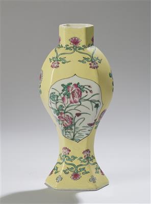 Famille rose Vase, China, 18./19. Jh., - Asijské umění