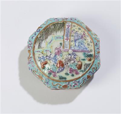 Oktagonale Famille rose Deckeldose, China, gepresste Qianlong Marke, 19. Jh., - Asiatische Kunst