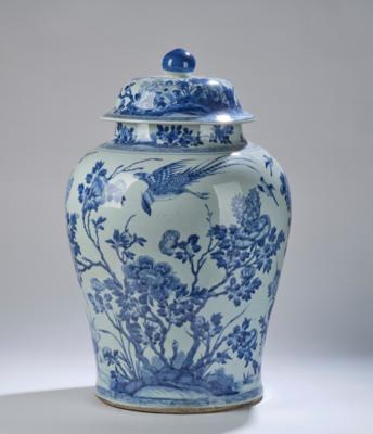 Große blau-weiße Deckelvase, China, 19. Jh., - Asiatische Kunst
