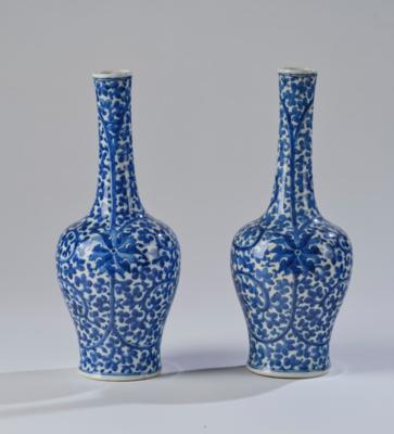 Paar blau-weiße Flaschenvasen, China, unterglasurblauer Doppelring, 19. Jh., - Asiatische Kunst