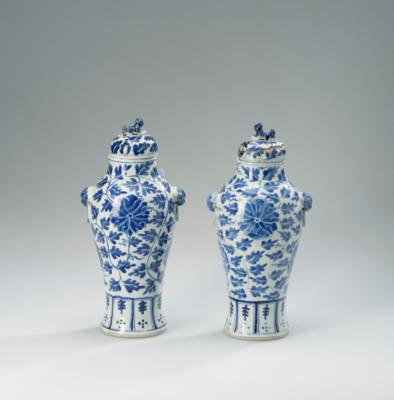 Paar blau-weiße Vasen, China, Vierzeichen-Marke Xuande, um 1900, - Asian Art