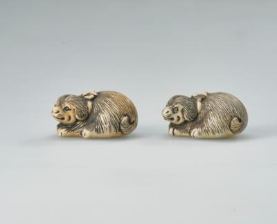 Zwei Porzellan Netsuke von liegenden Hündchen, Japan, 19. Jh., - Asian Art