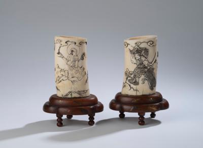 Paar Elfenbein Ziervasen auf Holzsockeln, Japan, Meiji Zeit (1868-1912), - Asijské umění