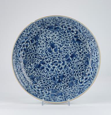 Blau-weißer Teller, China, 18./19. Jh., - Asiatische Kunst
