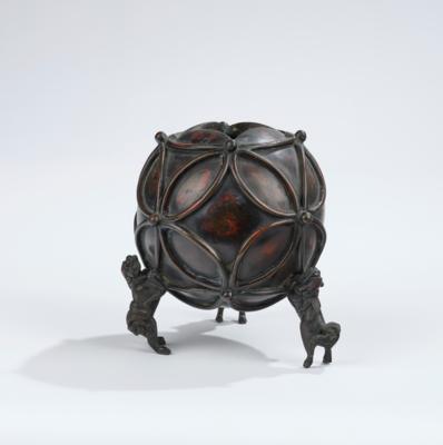 Bronze Räuchergefäß getragen von drei shishi, Japan, 19. Jh., - Asiatische Kunst