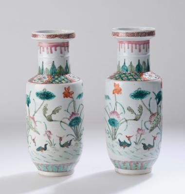 Paar Famille rose Vasen, China, späte Qing Dynastie, - Arte Asiatica