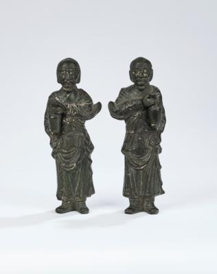 Paar Räucherstäbchenhalter in Form von stehenden Männern mit Vasen, China, 20. Jh., - Arte Asiatica