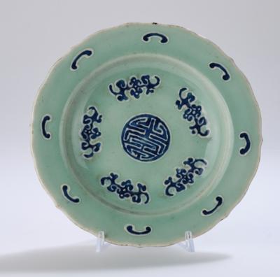 Seladon glasierter Teller mit Fledermäusen, China, 19. Jh., - Arte Asiatica