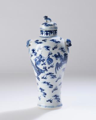 Blau-weiße Deckelvase, Vierzeichen Marke Kangxi, späte Qing Dynastie, - Asijské umění