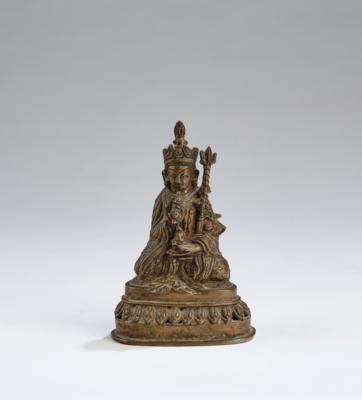 Bronzefigur des Padmasambhava, Tibet um 1900, - Asiatische Kunst