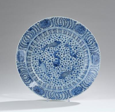 Blau-weißer Teller mit Fischdekor, China, Vierzeichen Marke Kangxi im Doppelring, 18./19. Jh., - Asijské umění