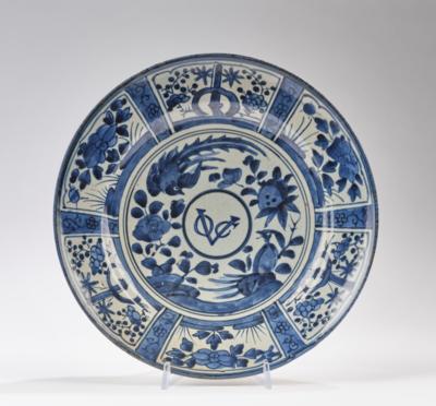 Blau-weißer Teller mit VOC Monogramm, Arita, Japan, spätes 17. Jh., - Asijské umění