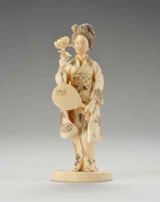 Dame mit mit Fächer und Rose, Japan, um 1900/20, - Arte Asiatica