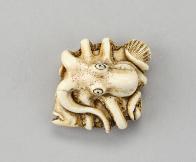 Netsuke eines Octopusses, der einen Fisch umschlingt, Japan, 19. Jh., - Arte Asiatica
