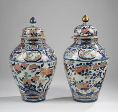 Paar große Imari Deckelvasen, Japan um 1700, - Asiatische Kunst
