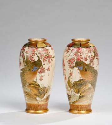 Paar Satsuma Vasen, Japan, Meiji/Taisho Periode, signiert Takeuchi, - Asian Art