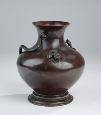 Vase mit zwei Fröschen und Schlange, Japan, Meiji Periode, - Asiatische Kunst