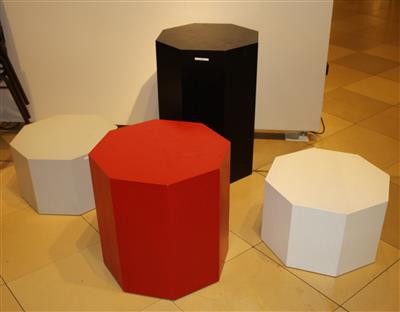 Vier Stelen / Beistelltische. - Classic and modern design