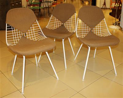 Drei Stühle "wire-mesh side chair" auf "H-base" mit "bikini", - Design im Sommer