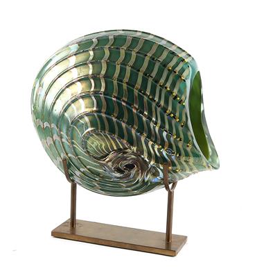 Glasobjekt in Form einer Nautilus-Muschel auf Metallständer Prod. Nr. 1166, - Interior Design