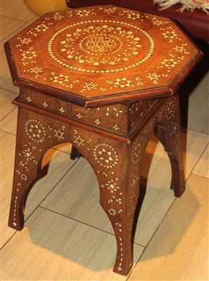 Kl. Hocker i. maurischer Art, - Möbel, Teppiche und dekorative Kunst