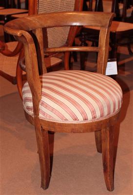 Kl. Biedermeier Sessel in halbrunder Form, - Furniture, carpets