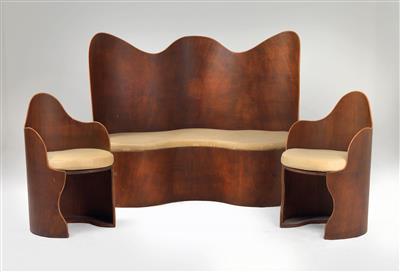 Gruppe aus zwei Tischen, einer Bank und zwei Sesseln, - Möbel, Teppiche und dekorative Kunst
