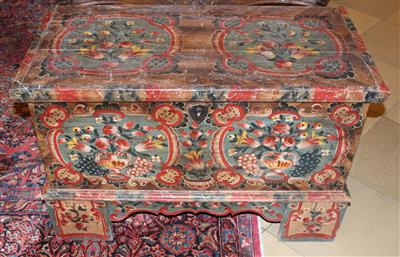 Kl. bäuerliche Truhe in d. Art d. oberösterr. Hirschbacher Bauerntruhen, - Furniture, carpets