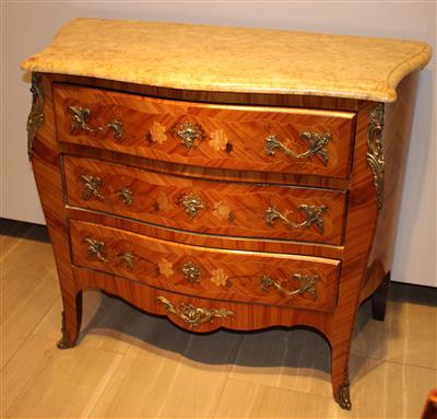 Kommode in modifizierter Louis XV Stilform, - Sommerauktion - Möbel, Teppiche und Design