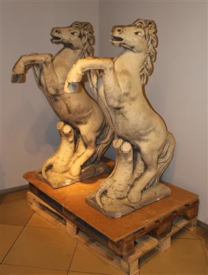 2 gr. Dekorations- bzw. Gartenskulpturen "steigende Pferde", - Summer-auction