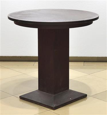 Tisch im Stile von Josef Hoffmann. Reduzierte Holzrahmenkonstruktion mit runder Tischplatte, - Depot Reinhold Hofstätter