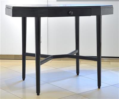 Tisch mit oktogonaler Tischplatte. Klassisch reduzierte, - Depot Reinhold Hofstätter
