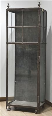 Vitrine im Industriedesign. Klassisch reduzierte, - Depot Reinhold Hofstätter