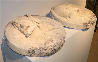 Paar runde Wandzierteile "Römer", - Nábytek