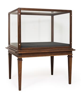 Large display cabinet, - Majetek aristokratického původu a předměty  důležitých proveniencí