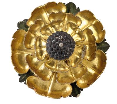 Large carved flower, - Di provenienza aristocratica