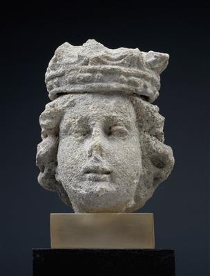 Head of a female saint with crown, - Di provenienza aristocratica