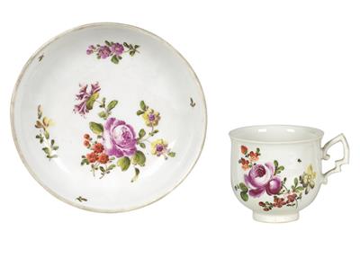 Pair of baroque flower cups and saucer, - Majetek aristokratického původu a předměty  důležitých proveniencí