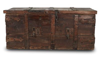 Large wooden trunk in Gothic style, - Castle Schwallenbach - Collection Reinhold Hofstätter (1927- 2013)