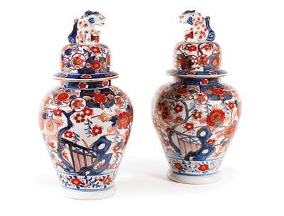 A pair of Imari covered vases, Japan, Meiji Period (1868-1912) - Di provenienza aristocratica