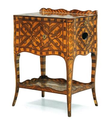 A Louis XV freestanding salon cabinet, - Majetek aristokratického původu a předměty důležitých proveniencí