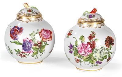 A pair of covered vases, - Aus aristokratischem Besitz