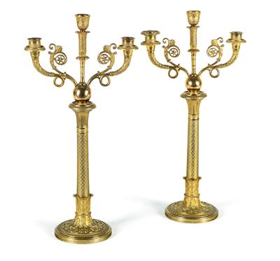 Paar Kerzenleuchter mit dreiflammigen Girandoleinsätzen, - Aus aristokratischem Besitz