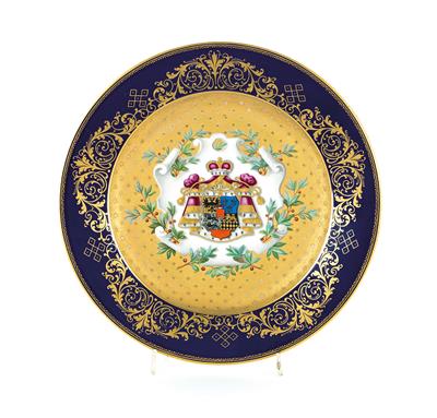 A plate with large coat of arms, - Aus aristokratischem Besitz
