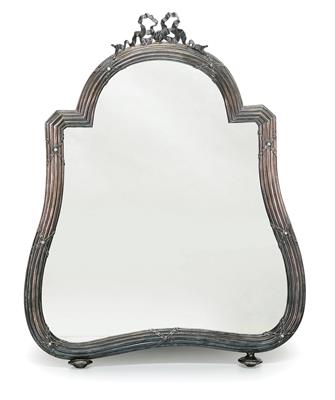 A wall or table mirror - Majetek aristokratického původu a předměty důležitých proveniencí