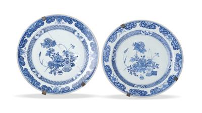 Zwei blau-weiße Teller, China, 18. Jh., - Aus aristokratischem Besitz und bedeutender Provenienz