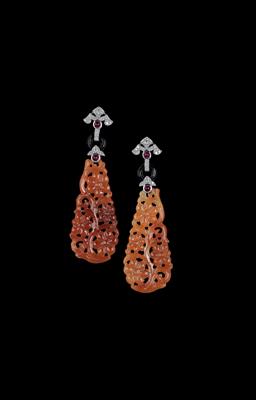 A pair of brilliant ear pendants with cut jade - Jewellery